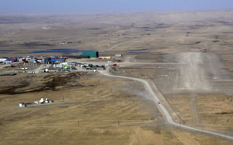 Resolute-Bay-Airport-by-Timkal-lizenz-CC-BY-SA-3.0